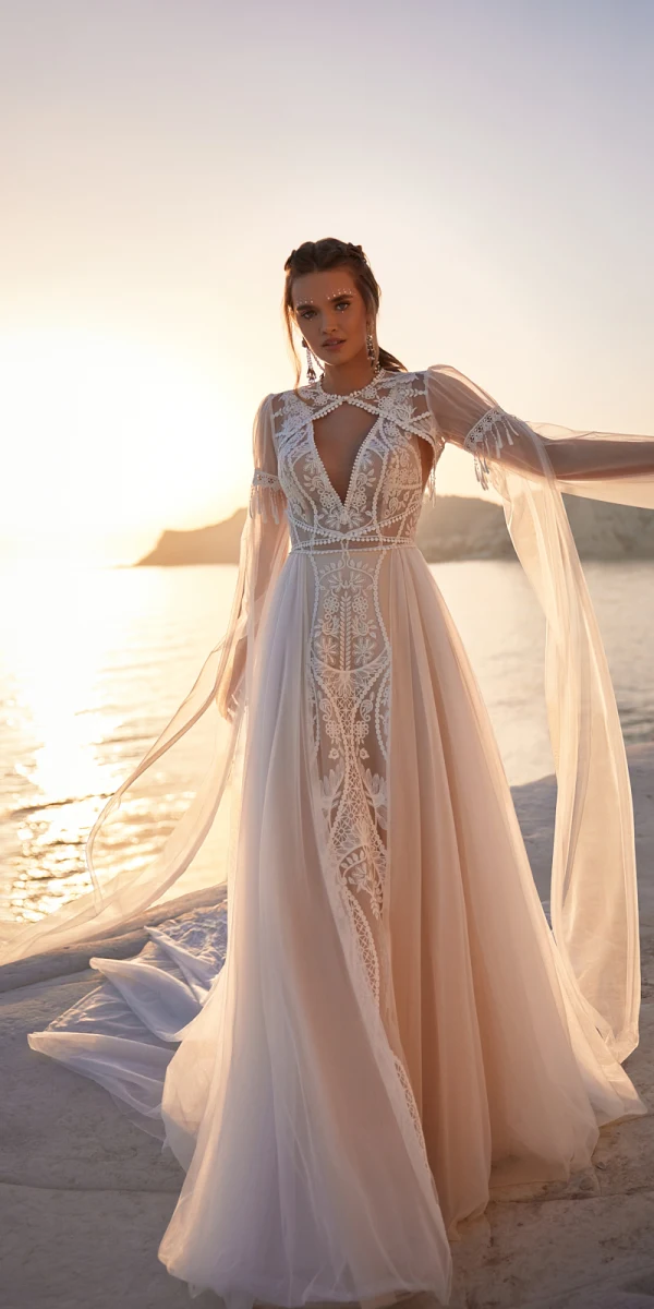 Robe de mariée bohème ligne A fluide dentelle florale et manches longues en showroom privé