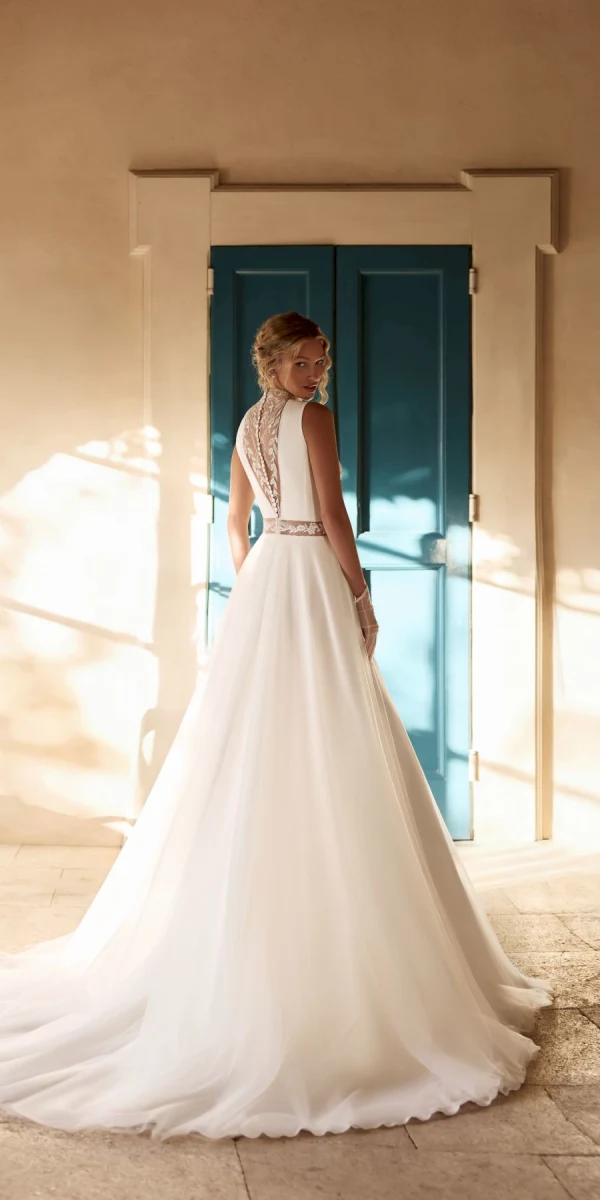 Robe de mariée Felarea évasée en crêpe ivoire avec col montant en dentelle bohème
