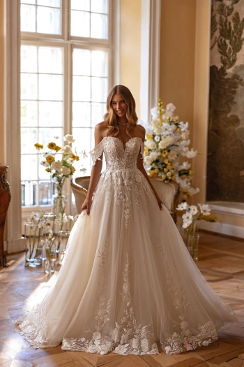 Robe de mariée Luv princesse en dentelle – bustier coeur et traîne – Monica Mariage Toulouse