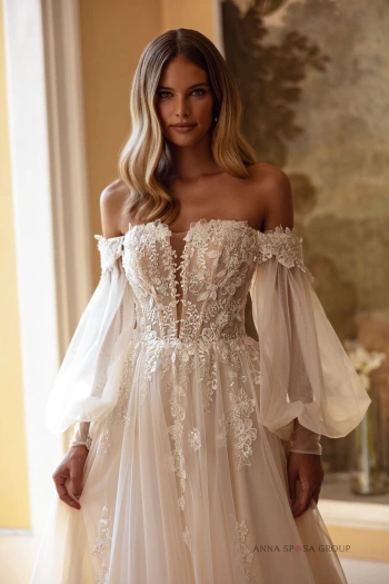 Gros plan sur le bustier de la robe de mariée bohème Constellation avec ses épaules dénudées et sa dentelle 3D - Monica Mariage Toulouse.