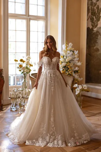 Robe de mariée princesse Luv bustier cœur dentelle florale 3D chez Monica Mariage Toulouse
