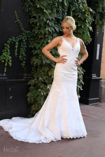 Robe de mariée sirène dentelle intégrale décolleté V bretelles larges traîne - vue de face
