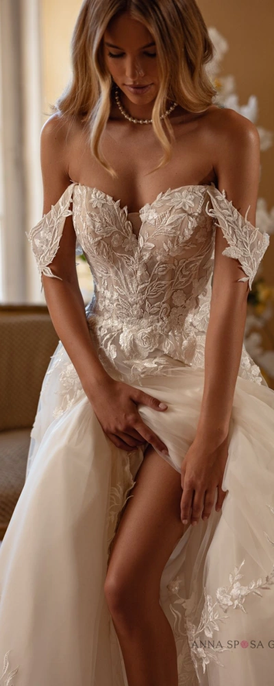 Robe Luv tulle volumineuse épaules dénudées appliqués floraux showroom privé Monica Mariage