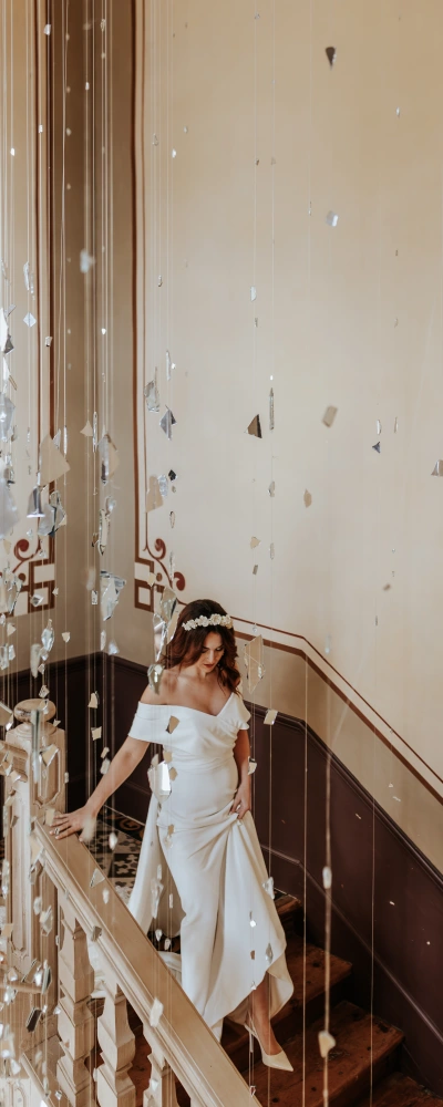 Robe sirène Aurore vue en escalier, satin épuré et épaules dénudées – showroom privé créatrice près de Toulouse