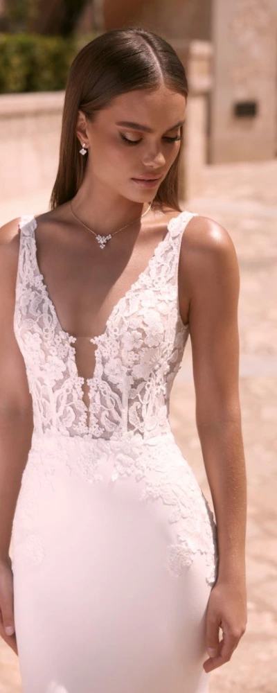 Robe de mariée sirène Nireus en crêpe et dentelle – décolleté V et transparences – Monica Mariage Toulouse