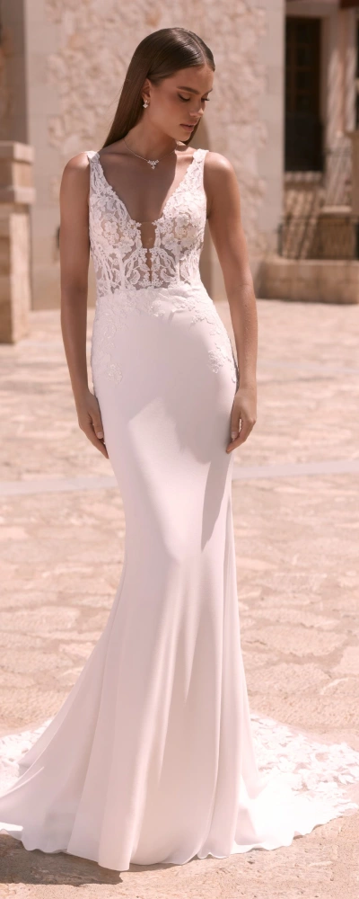 Vue plein pied robe sirène Nireus – corsage dentelle et jupe crêpe moulante – Monica Mariage showroom privé