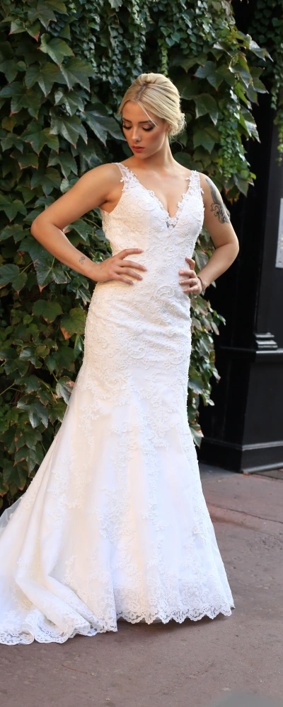 Robe de mariée sirène dentelle intégrale décolleté V bretelles larges traîne - vue de face