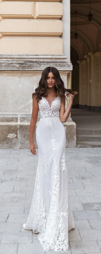 Robe de mariée sirène Mona en crêpe avec bustier dentelle florale 3D et décolleté V – Monica Mariage Toulouse