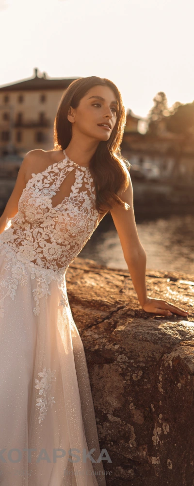Robe de mariée évasée halter neck dentelle florale bustier illusion - vue rapprochée