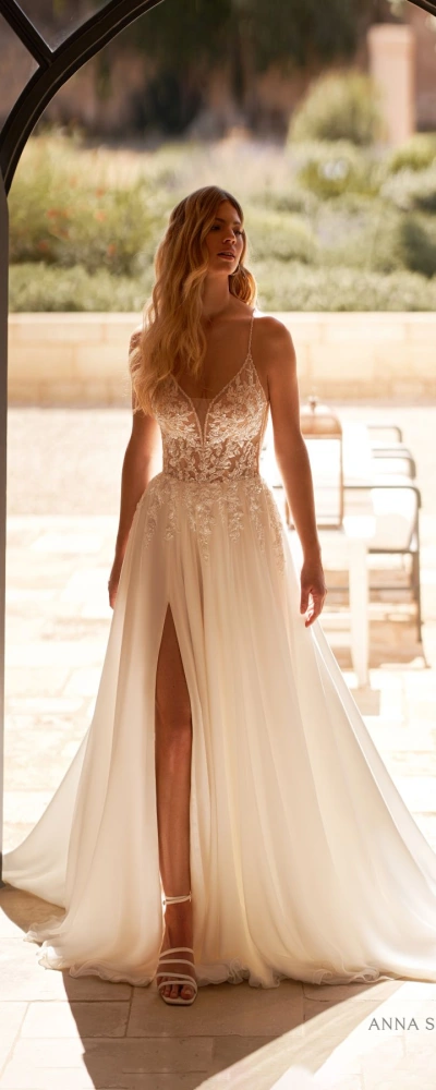 Robe de mariée bohème bretelles fines bustier dentelle florale jupe tulle fente champêtre