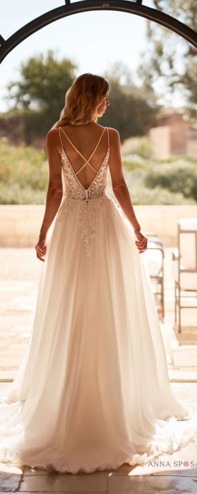 Fente haute sur jupe fluide – robe Jude pour mariage plage ou extérieur – essayage chez Monica Mariage