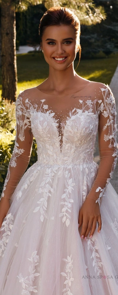 Robe de mariée princesse manches longues broderies florales bustier illusion - vue rapprochée