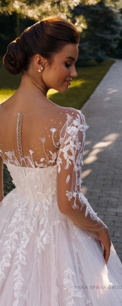 Robe de mariée princesse jupe volumineuse tulle manches longues illusion - vue de trois-quarts