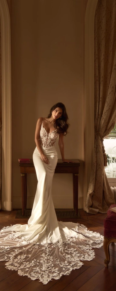 Robe de mariée sirène silhouette moulante bustier dentelle traîne cathédrale - vue de face