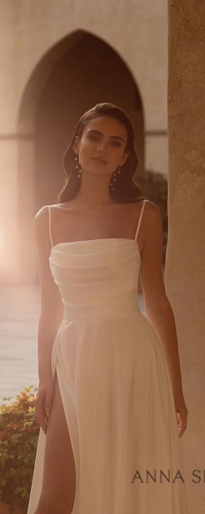 Robe mariée minimaliste bretelles fines en lumière dorée - magasin robe de mariée Occitanie