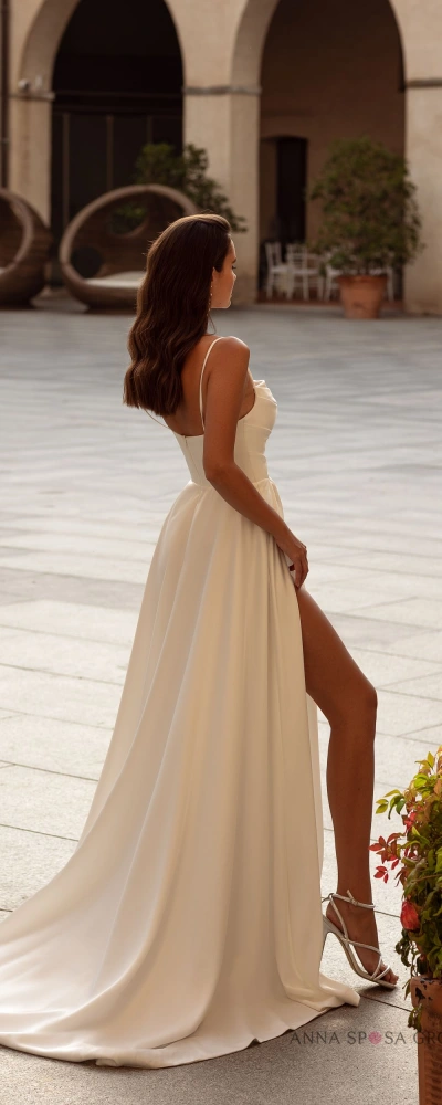 Vue de profil robe épurée mousseline fluide avec fente haute - essayage robe de mariée Toulouse