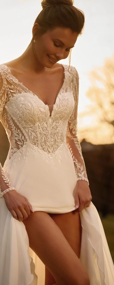 Détail corsage Opalin – décolleté plongeant, dentelle florale et manches transparentes