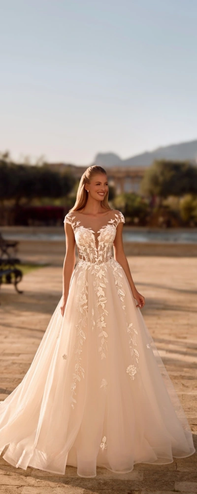 Gros plan sur le bustier illusion en dentelle 3D de la robe Godess - Monica Mariage Toulouse