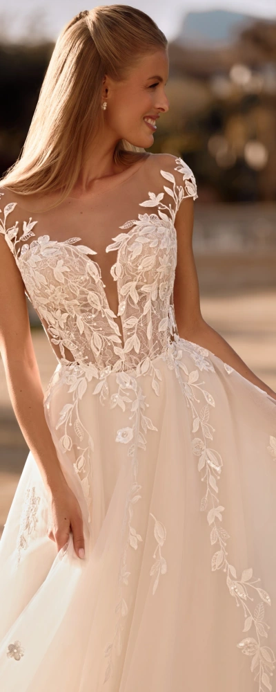 Silhouette complète de la robe princesse Godess et sa jupe en tulle volumineuse - Monica Mariage Toulouse