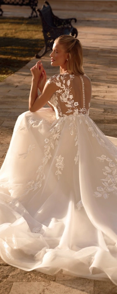 Vue de profil de la robe de mariée princesse Godess avec dentelle florale - Monica Mariage Toulouse