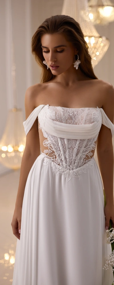 Vue rapprochée du bustier drapé et des épaules dénudées de la robe Dream - Monica Mariage Toulouse