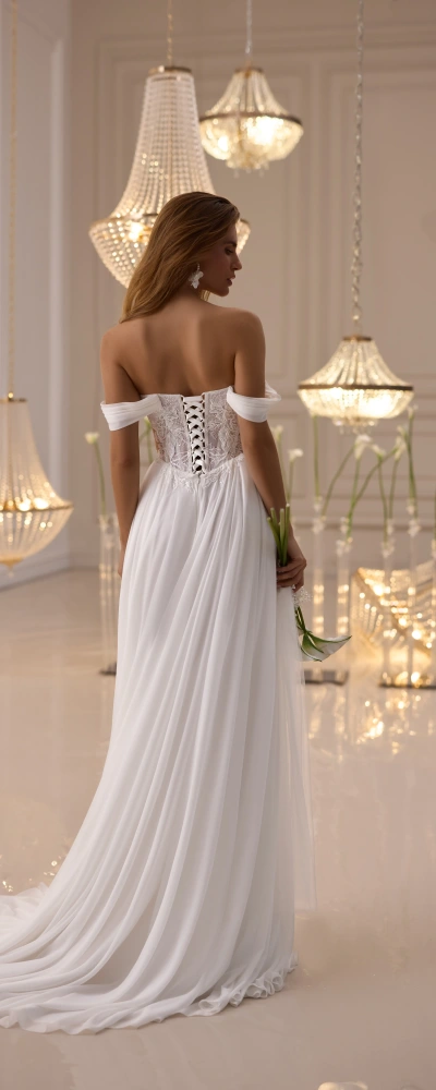 Vue de dos de la robe de mariée Dream avec son laçage corset et sa traîne légère - Monica Mariage Toulouse