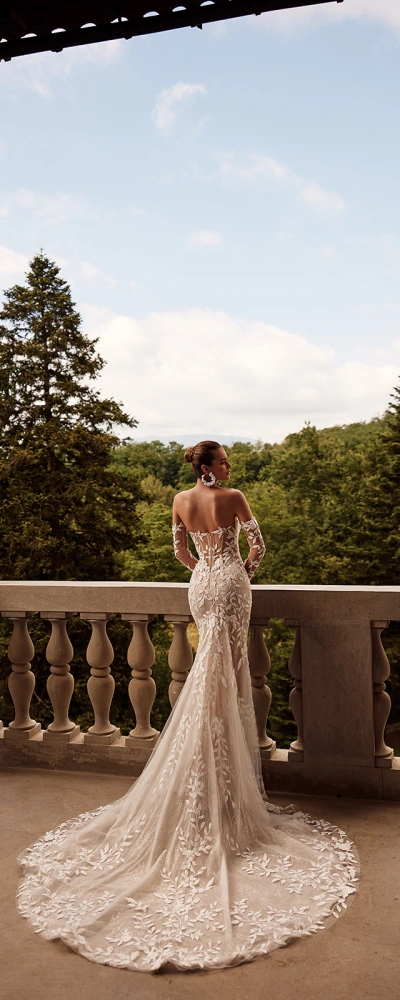 Robe de mariée sirène off-shoulder traîne dentelle feuillage dos ouvert - vue de dos