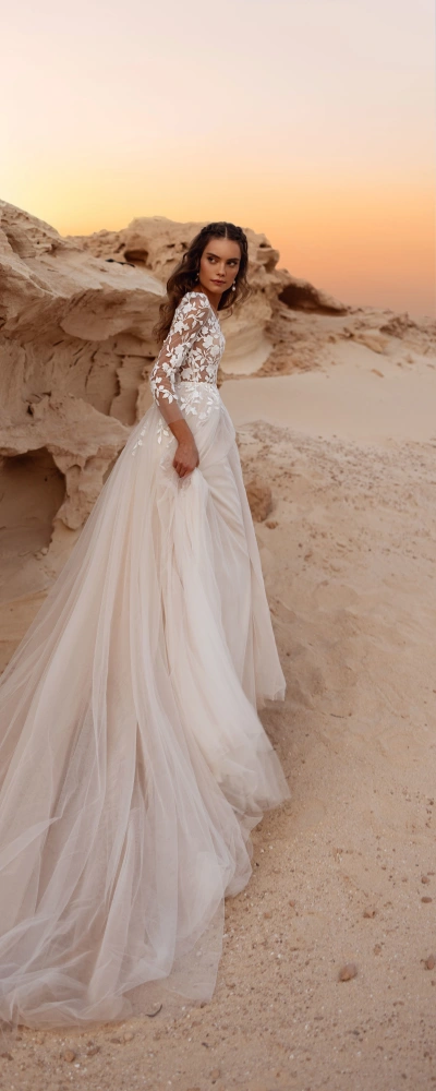 robe de mariée Armori en vue large, jupe longue déployée et haut à motifs floraux, Monica Mariage