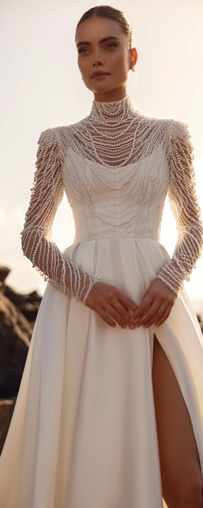 Détail col haut cascades perles chaînes manches longues illusion robe mariée satin Monica Mariage