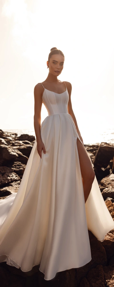 Robe mariée satin bretelles spaghetti fente haute look transformable sans surcouche Monica Mariage