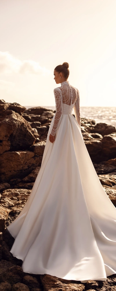 Robe de mariée minimaliste col perles satin jupe fluide fente - vue de trois-quarts