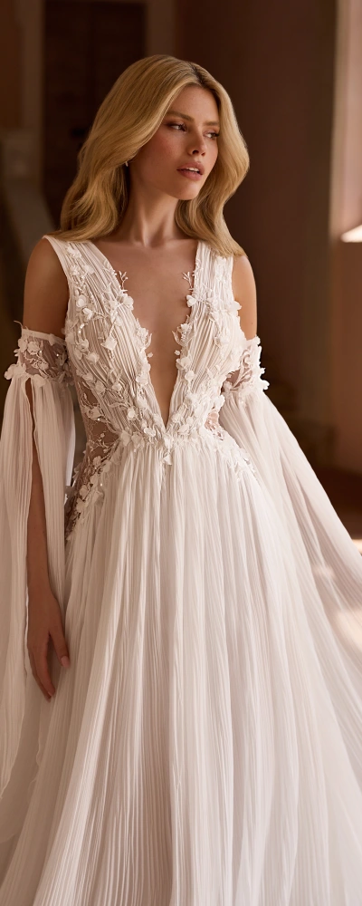 Robe de mariée bohème Soleil en mousseline plissée – broderie florale 3D et décolleté en V – Monica Mariage Toulouse