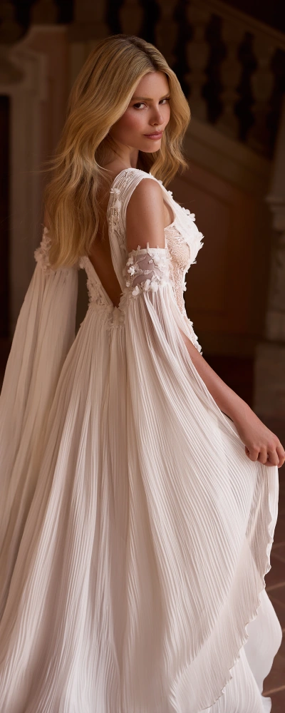 Mousseline plissée robe Soleil signée Anna Sposa – manches cape vaporeuses – essayage chez Monica Mariage