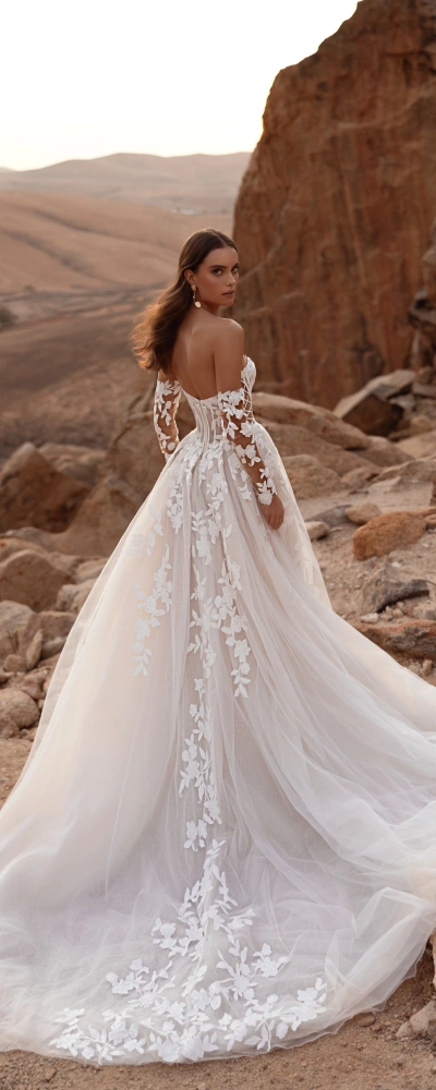 Robe princesse Nabila traîne tulle et manches dentelle détachées chez Monica Mariage Toulouse