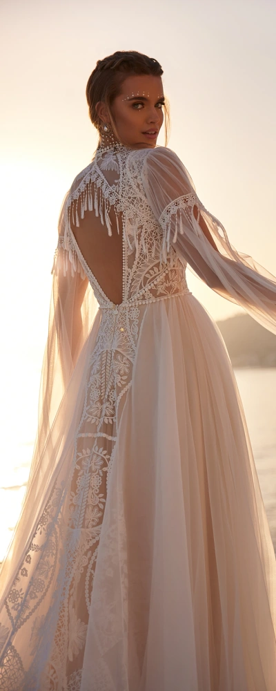 Col montant dentelle franges et dos ouvert robe bohème essayage chez Monica Mariage
