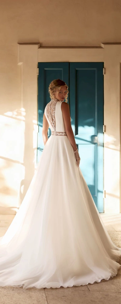 Robe de mariée Felarea évasée en crêpe ivoire avec col montant en dentelle bohème
