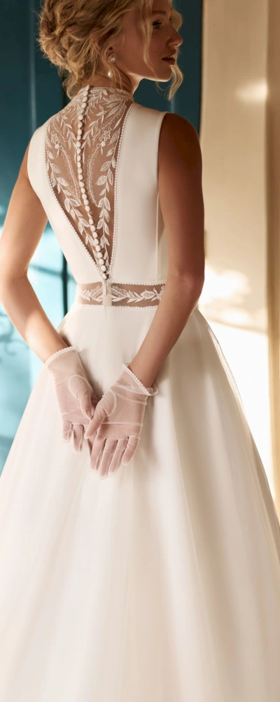 Dos de la robe de mariée Felarea, détail de dentelle transparente