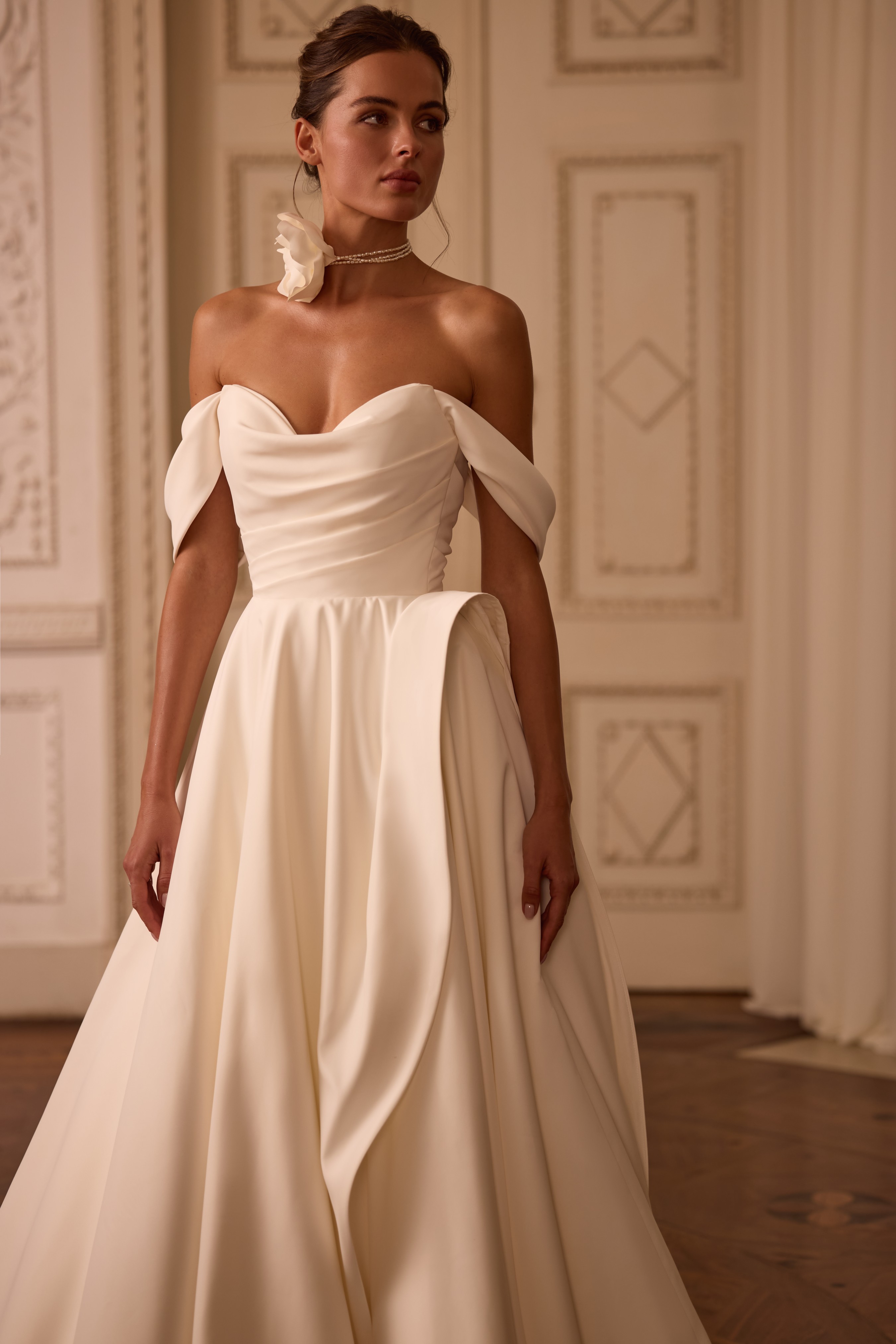 Robe de mariée élégante à corsage fleuri – où acheter sa robe de mariée à Toulouse chez Monica Mariage