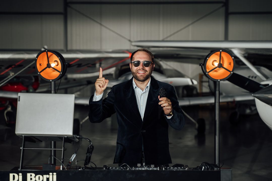 DJ Borii z mikrofonem i słuchawkami