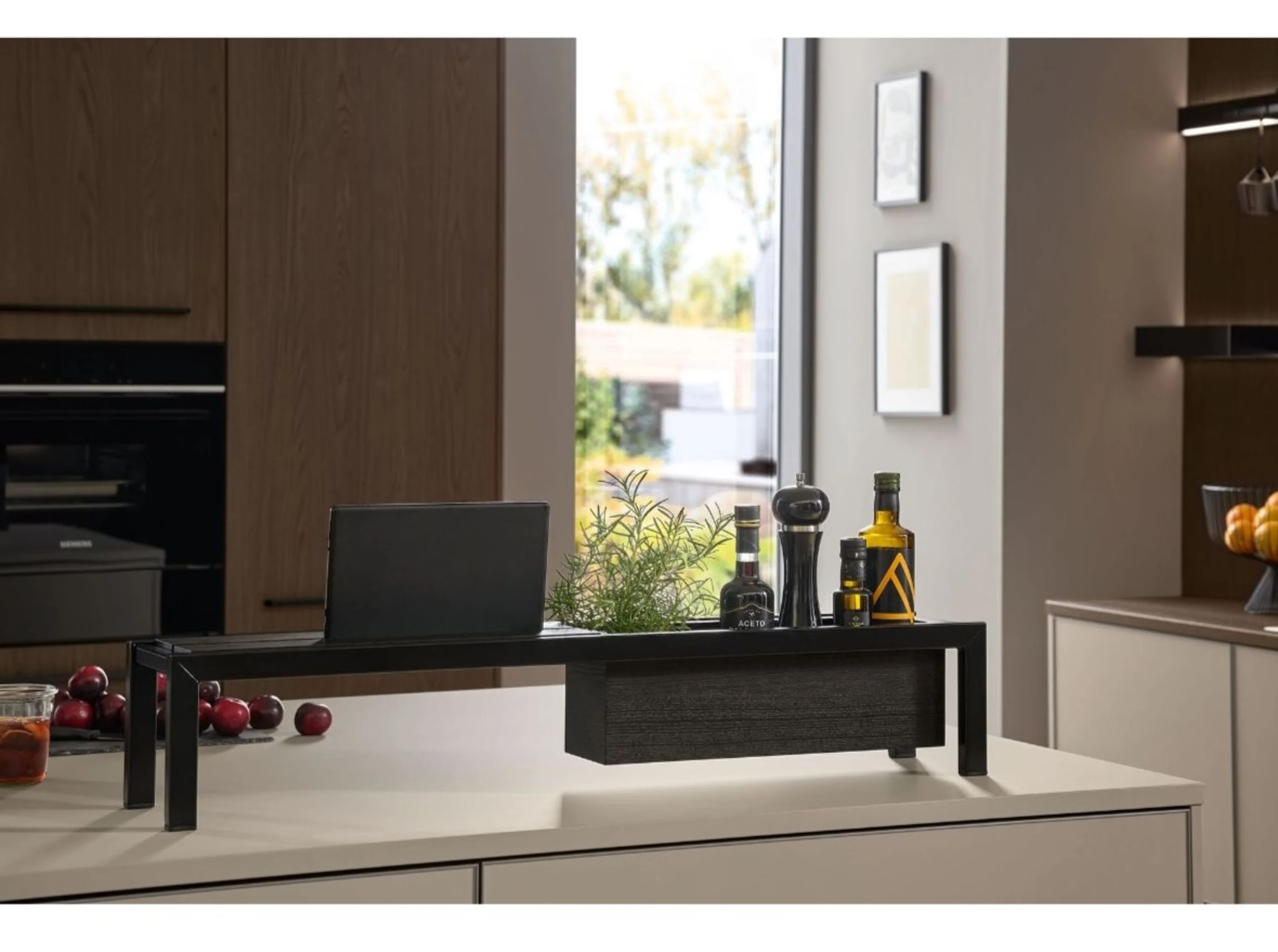 Küchentheke mit einer Flasche Wein und einer Flasche Wein