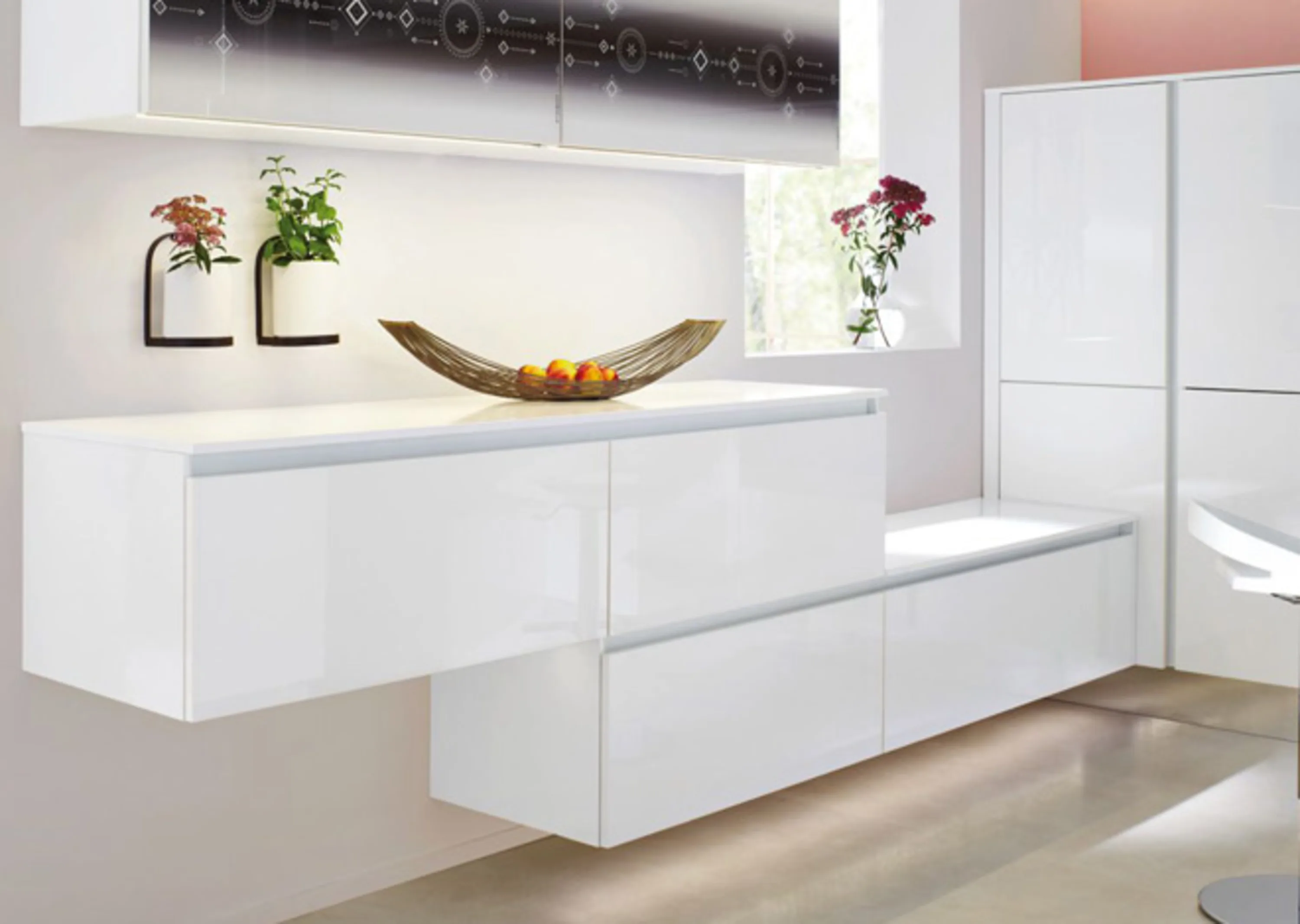 Weiße Küche mit einer Schüssel Obst auf der Theke