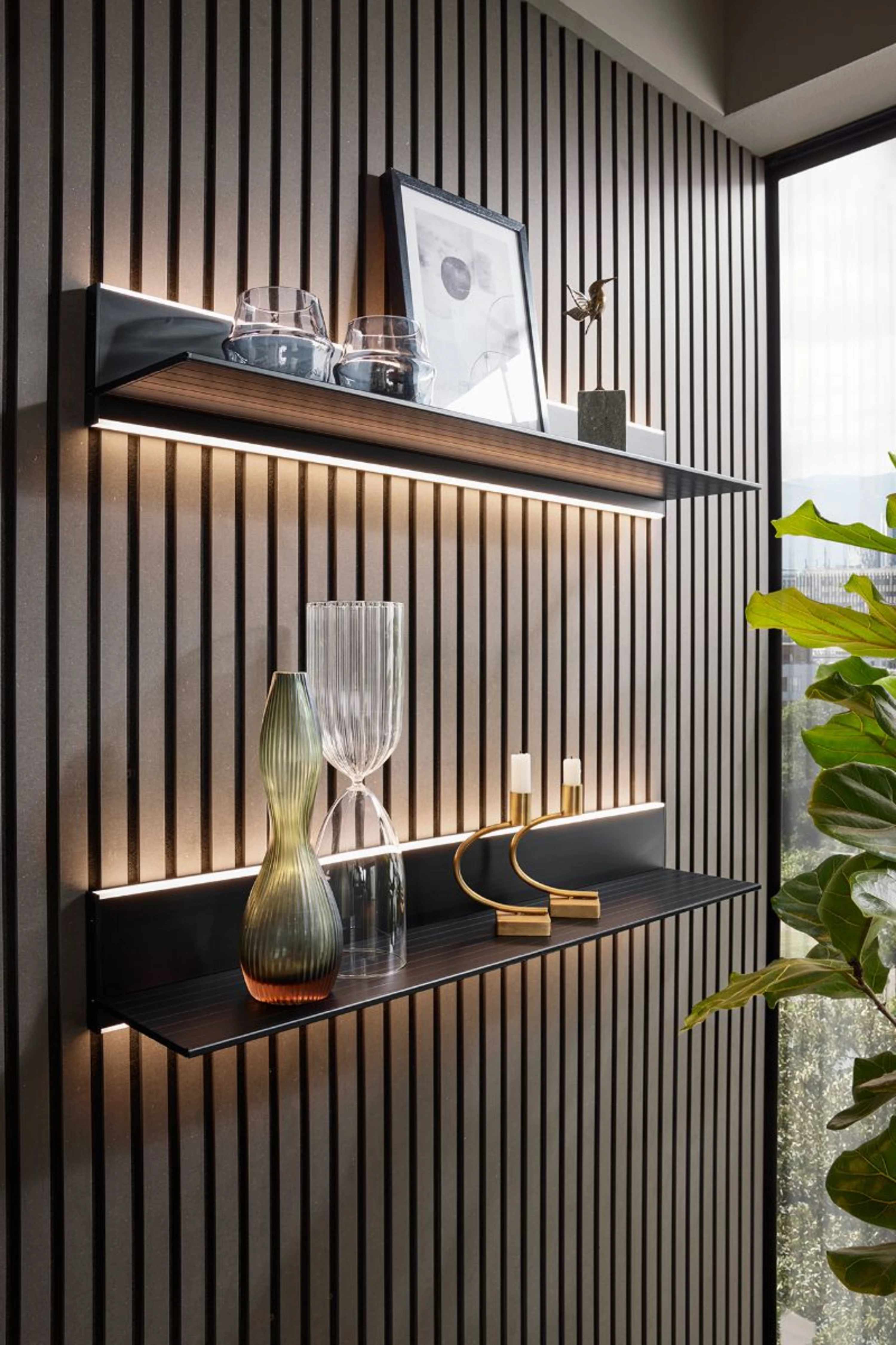 Schwarz-weiß gestreifte Wand mit Regalen und Vase