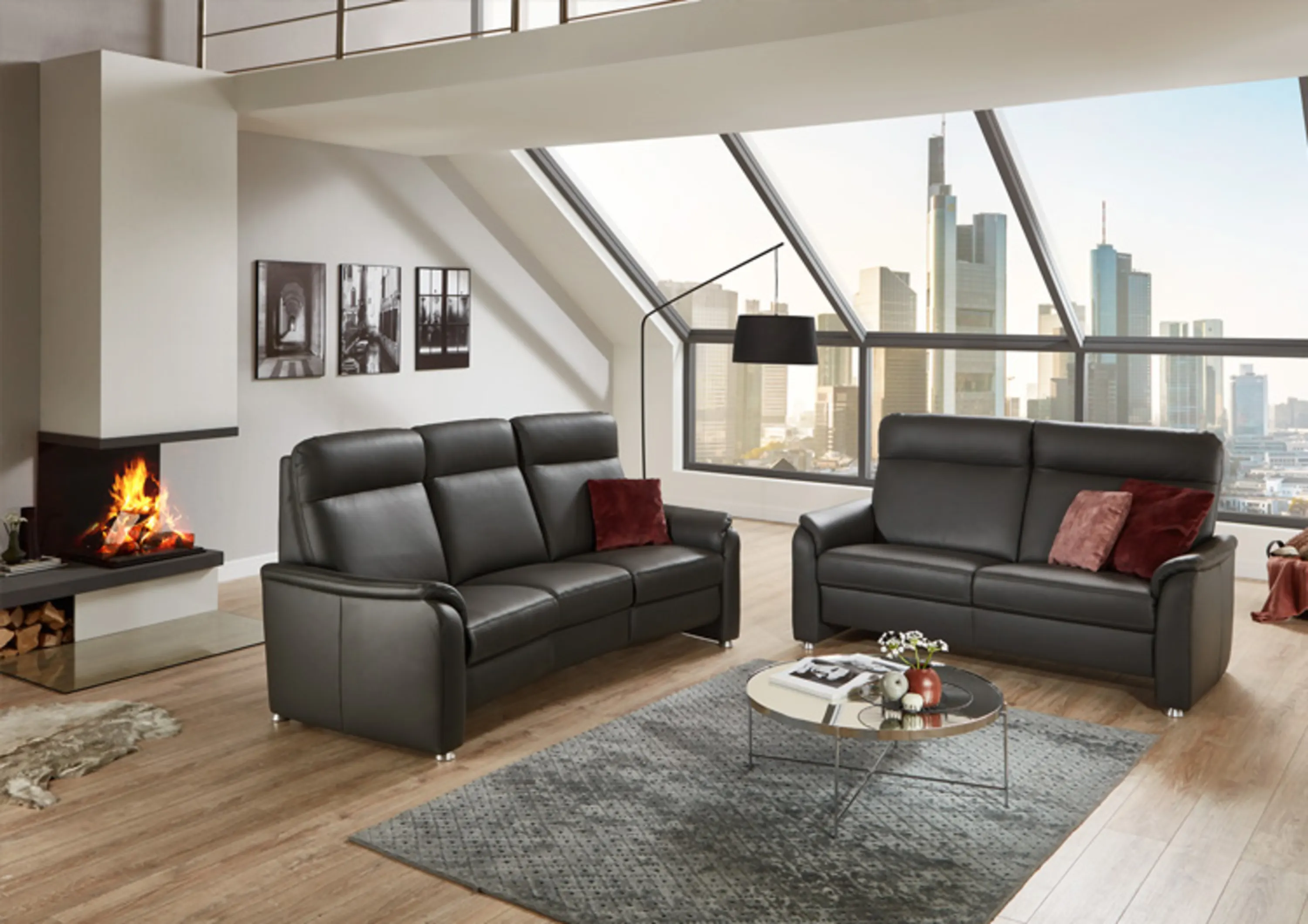 Trapezsofa und 2,5-Sitzer in schwarzem Leder