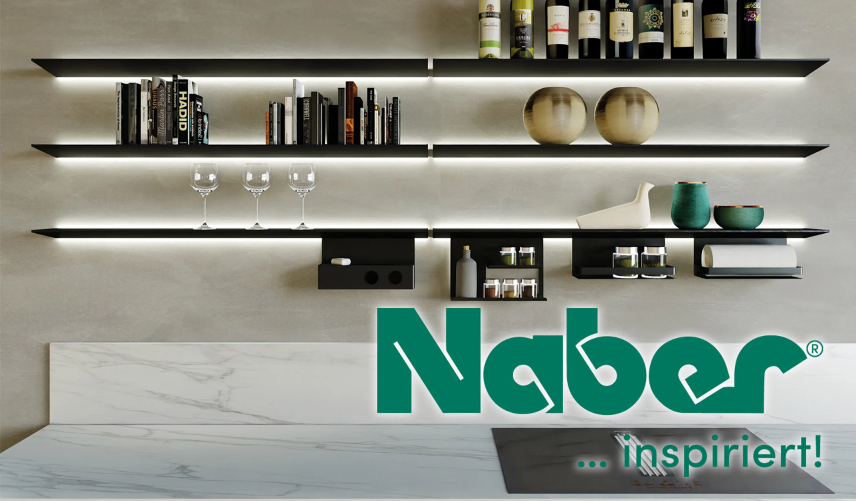 Weiße Theke mit Regalen und einem grünen Firmenlogo