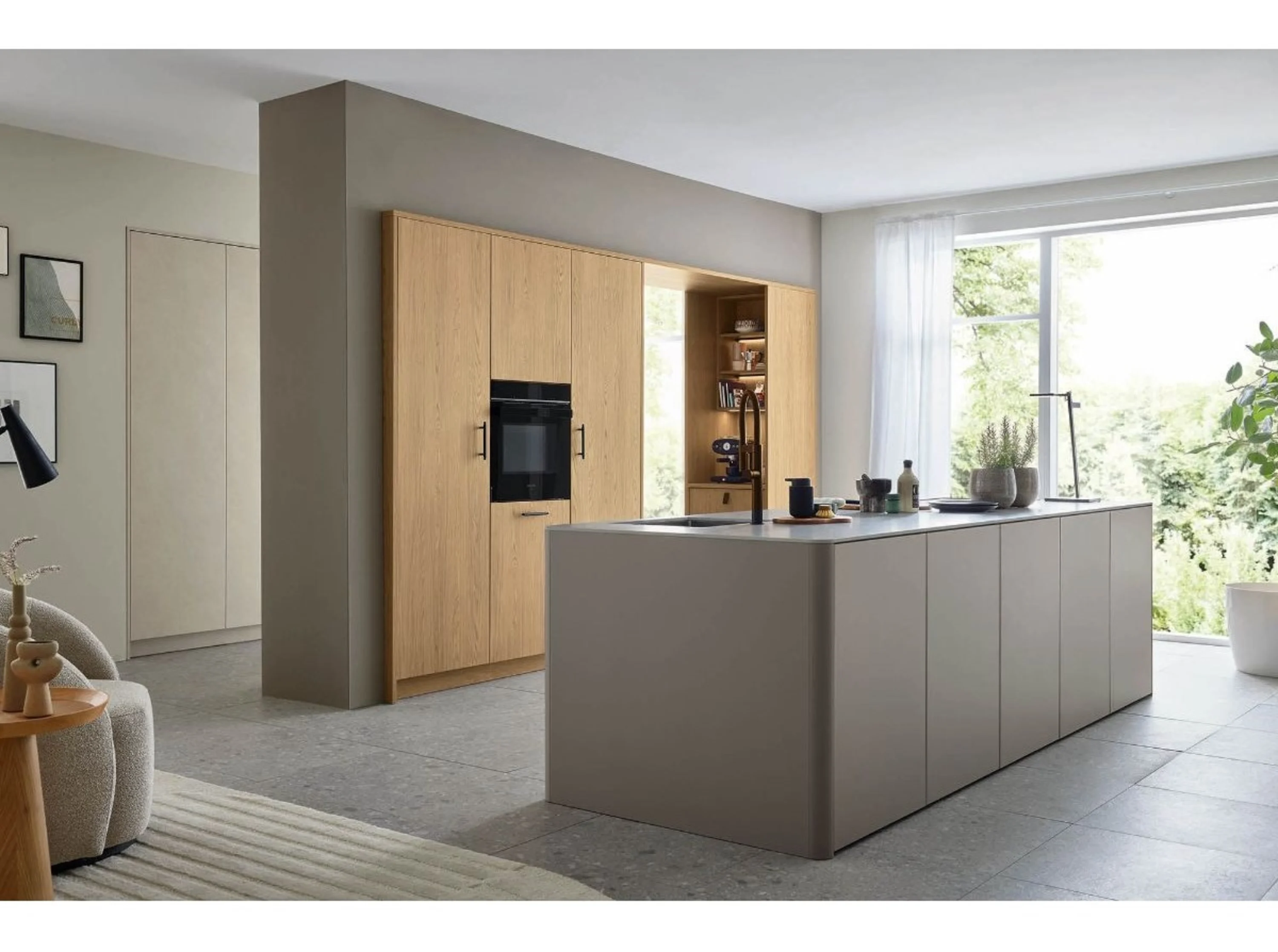 Küche mit einer großen Insel und einem großen Fenster