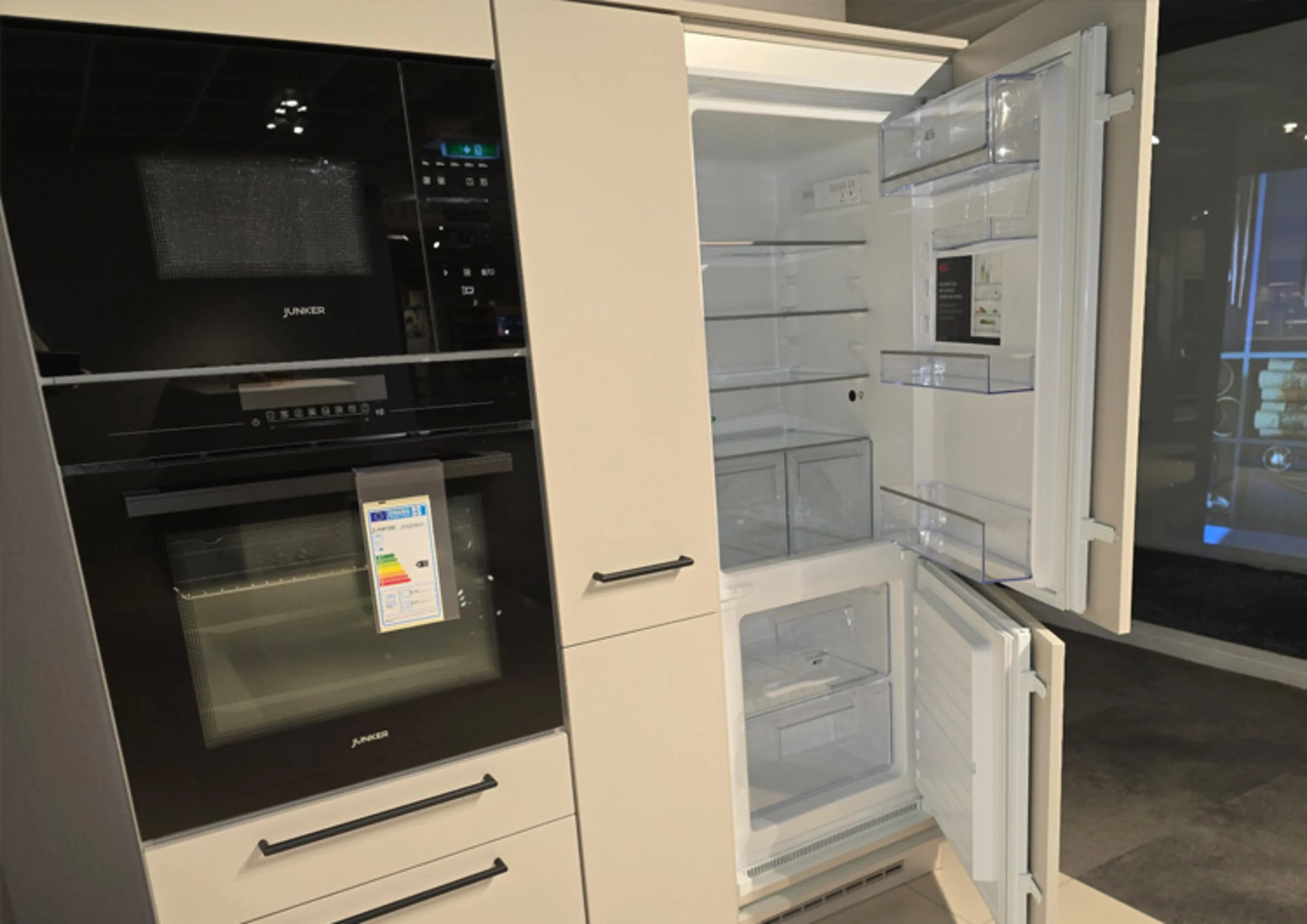 Einen weißen Kühlschrank mit einer schwarzen Tür und einem weißen Kühlschrank