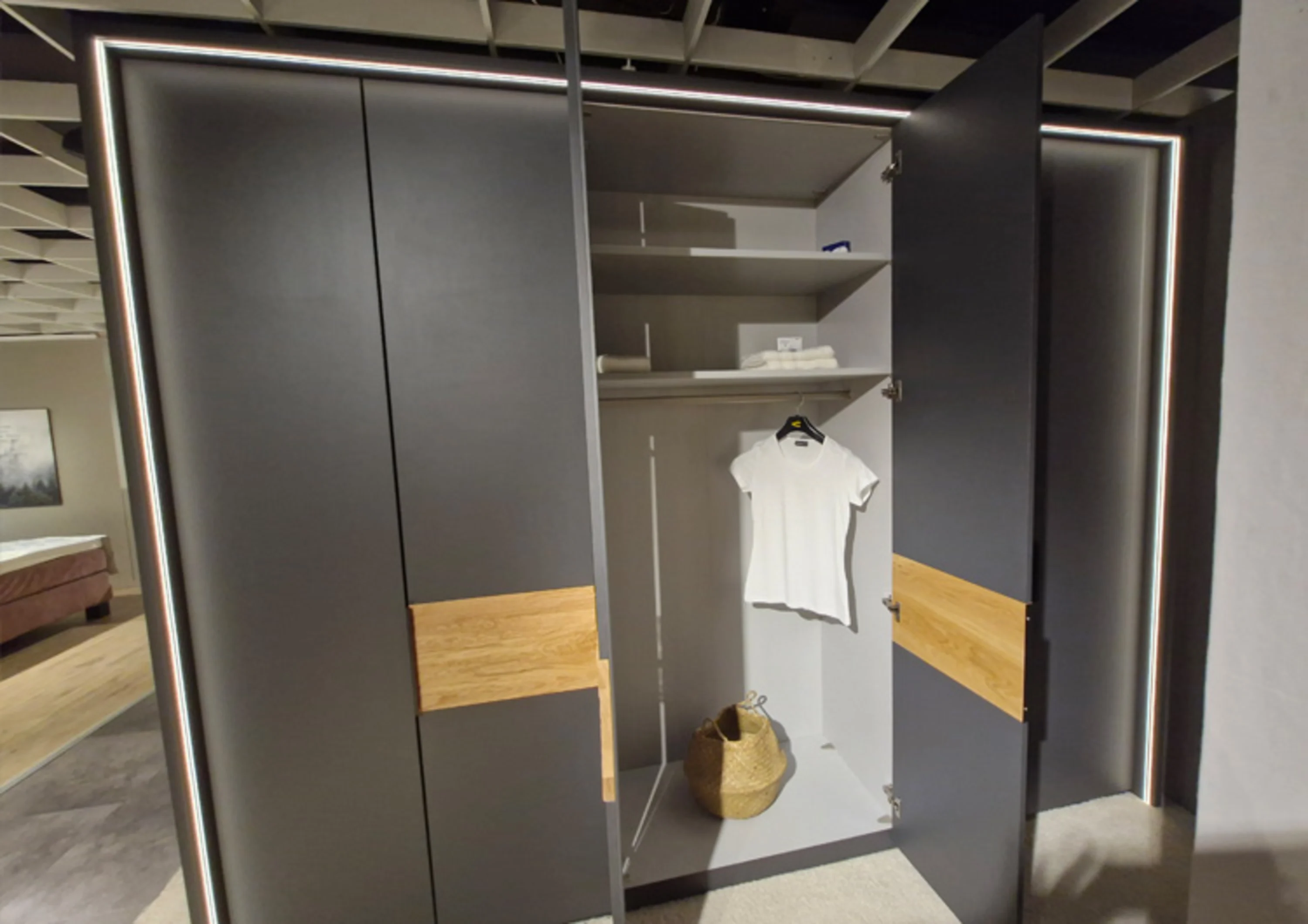 Zimmer mit Schrank und Spiegel