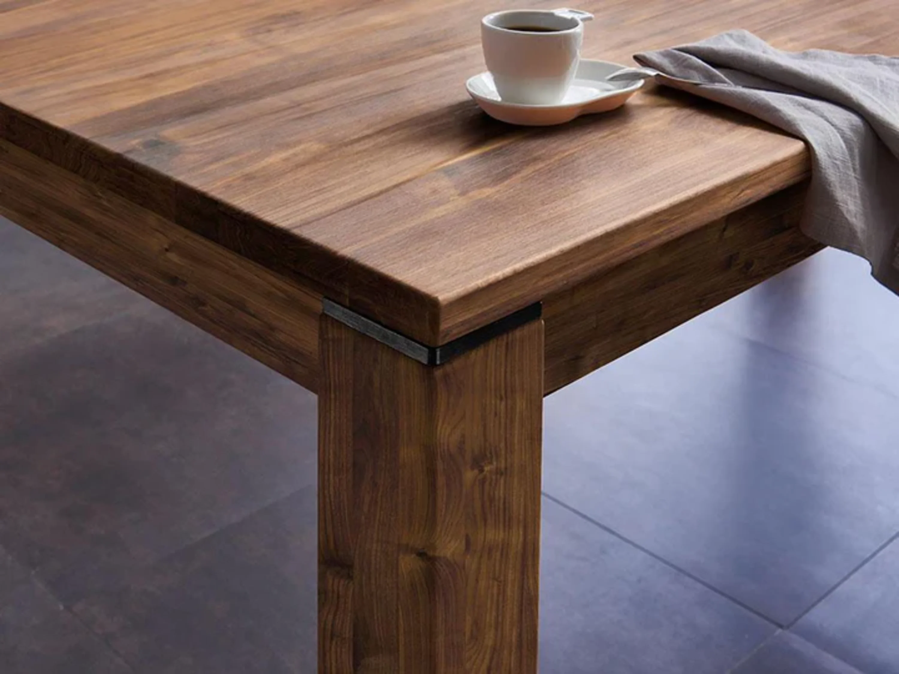 Holztisch mit einer Tasse darauf