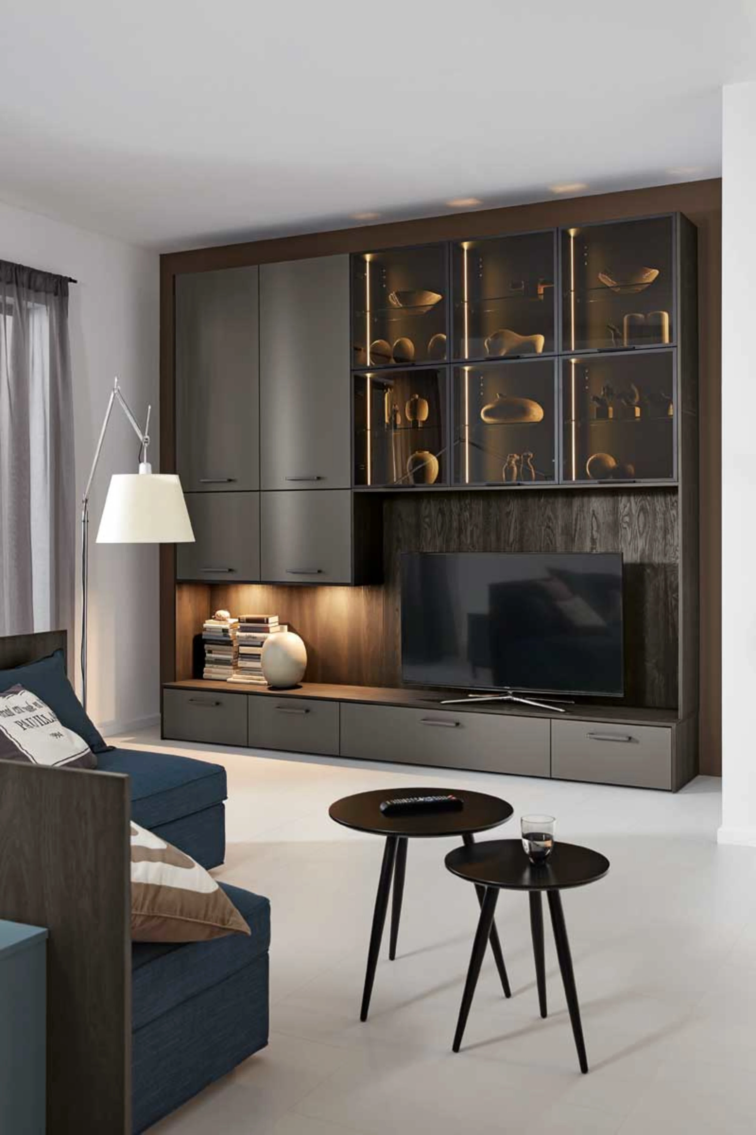 Wohnzimmer mit Couch, Fernseher und Couchtisch