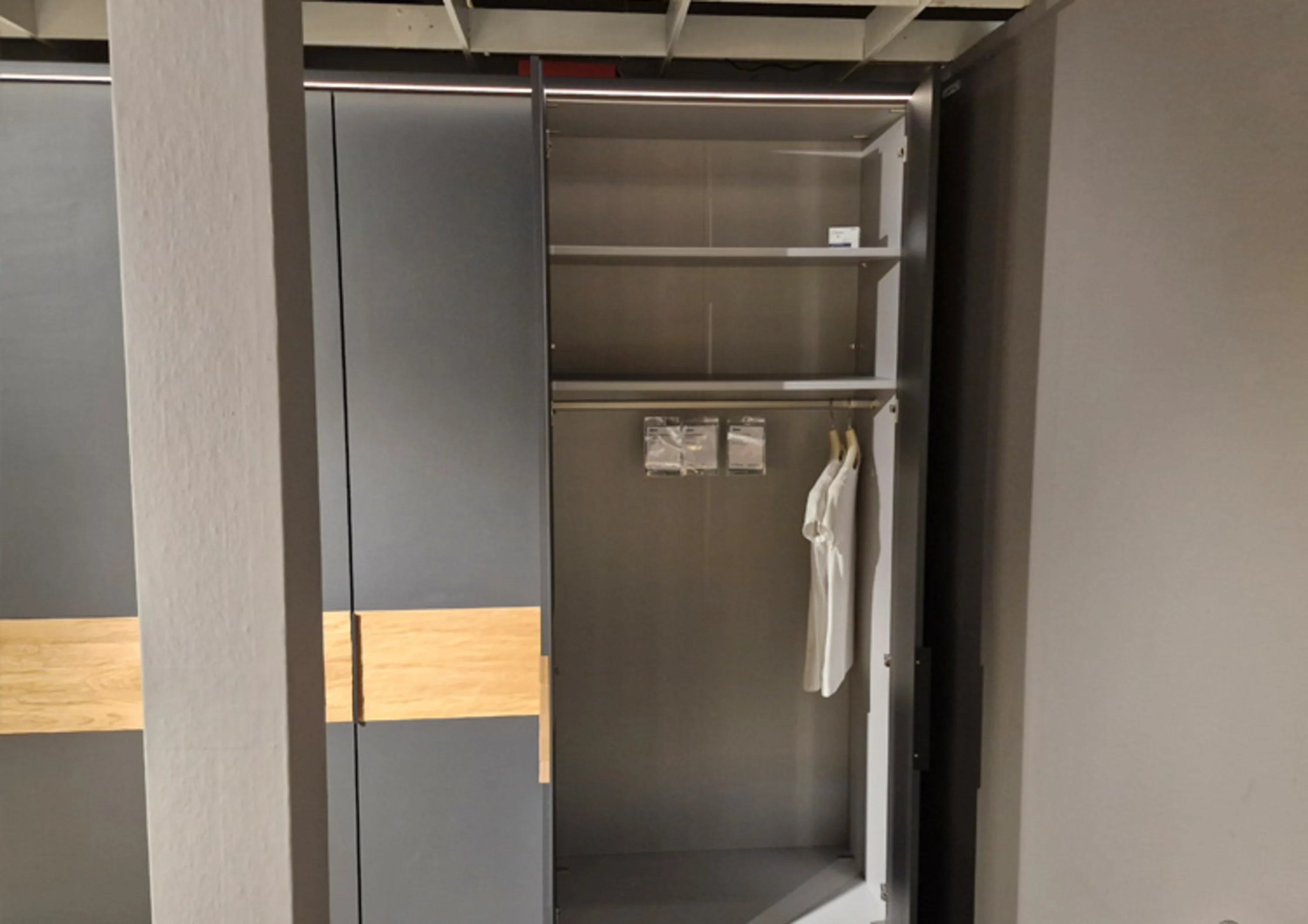 Schrank mit einer weißen Tür und einem grauen Schrank